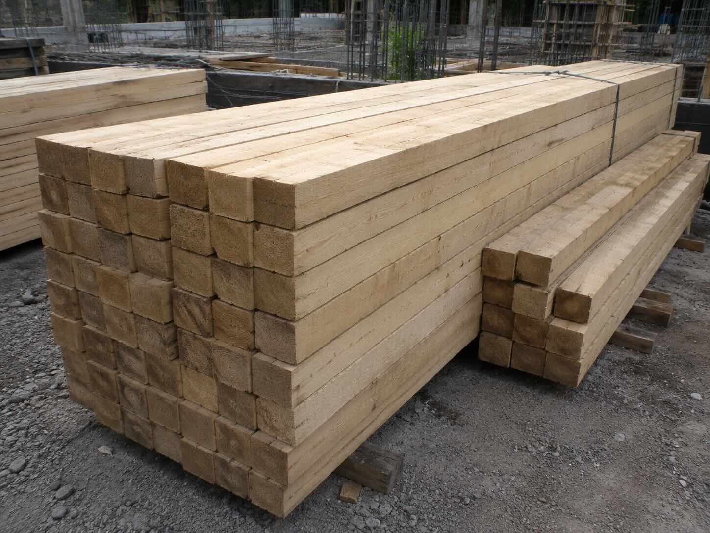 Polines de madera para construcción